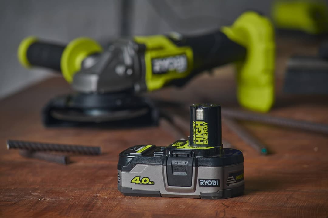 RYOBI One+ 4.0Ah 18V Lithium Battery - Black/White - Image 3